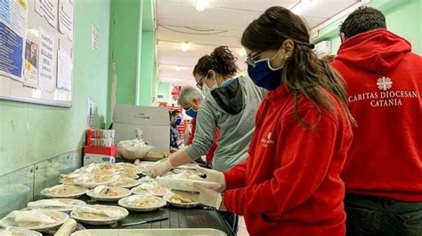 Volontari della Caritas che distribuiscono aiuti a famiglie bisognose