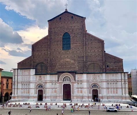 Foto della facciata incompiuta della Basilica di San Petronio a Bologna, che mostra il contrasto tra la parte inferiore in marmo e quella superiore in laterizio.