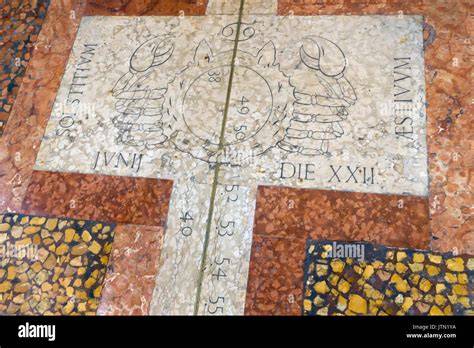 Dettaglio della meridiana di Cassini all'interno della Basilica di San Petronio, che mostra il fascio di luce.