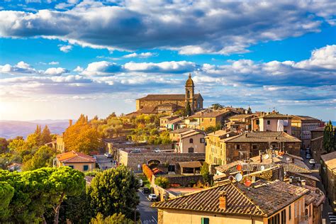 Panorama di Montalcino con i vigneti circostanti