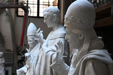 Dettaglio dell'Altare Chirurgico, con le tre statue che circondano un paziente e l'indicazione del meccanismo di attivazione dell'ascensore.