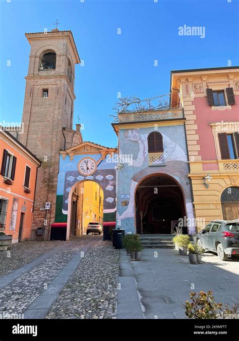 Facciata della Chiesa Parrocchiale di Tresivio con dettaglio del campanile e delle sculture