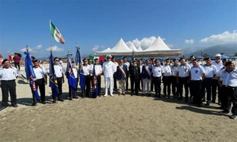 marinai italiani schierati durante cerimonia ammainabandiera