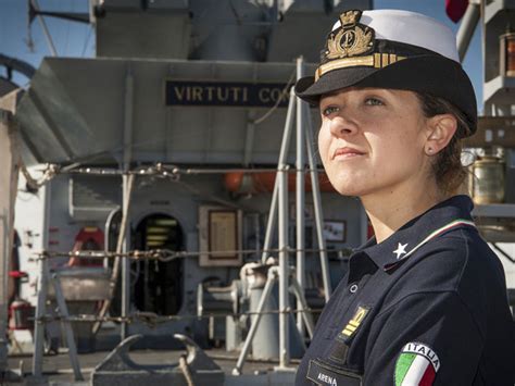 donne e uomini della Marina Militare italiana insieme
