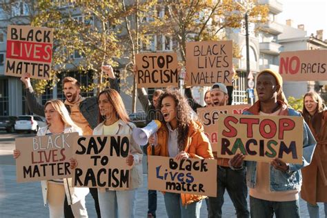 Illustrazione di solidarietà e lotta contro il razzismo o un bus con passeggeri diversi