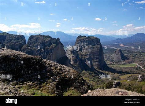 Veduta panoramica delle Meteore con i monasteri arroccati sulle formazioni rocciose
