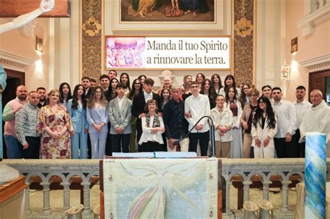 Foto di un gruppo di giovani che ricevono la Cresima
