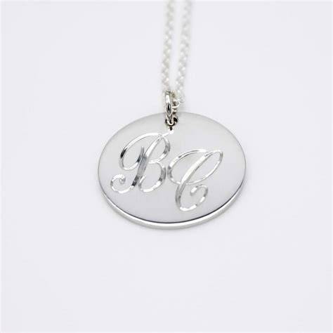 Gioiello personalizzato con iniziali incise