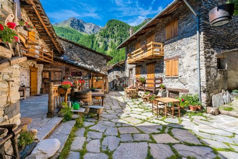 Foto storica del paese di Cino con le sue vecchie case e balconi in legno
