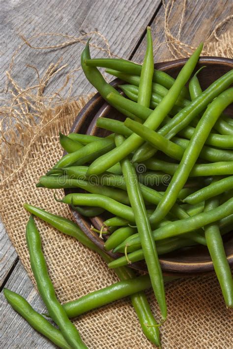 Immagine di fagiolini freschi disposti su un tagliere di legno