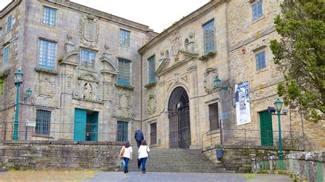 Foto esterna del Museo delle Peregrinazioni di Manuel Gallego a Santiago de Compostela, evidenziando la facciata in vetro e pietra
