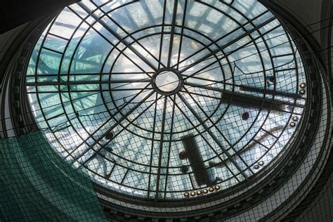 Interno del Museo delle Peregrinazioni, mostrando il lucernario centrale e la struttura metallica