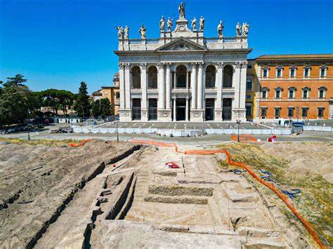 Foto panoramica del giardino vicino alla Basilica di San Giovanni in Laterano con le Mura Aureliane sullo sfondo