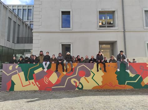 Foto del murale colorato realizzato nel cortile del centro anziani di via Montanara