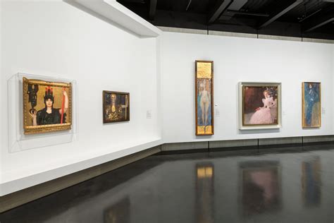 Rappresentazione di una mostra d'arte della Secessione di Monaco di fine Ottocento, con opere che riflettono temi simbolisti e l'immaginario del sogno.
