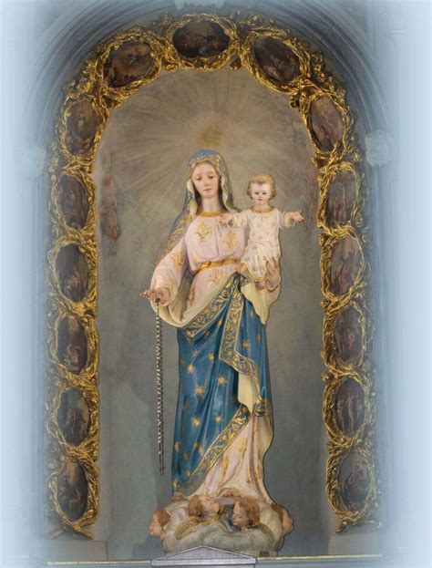 Rappresentazione artistica della Vergine Maria, Regina del Cielo, con il Bambino Gesù e fedeli in preghiera