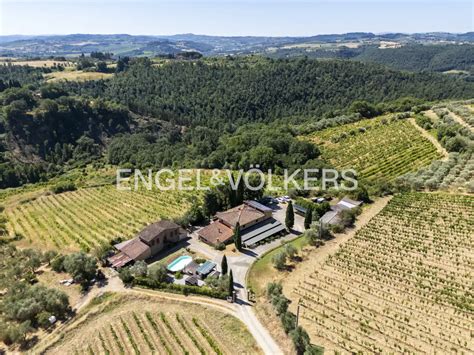 vista panoramica della Country House Chiaraluna immersa nella campagna