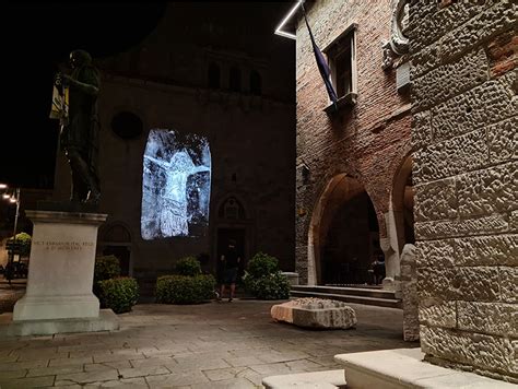 Immagini di proiezioni luminose su edifici storici durante un evento notturno