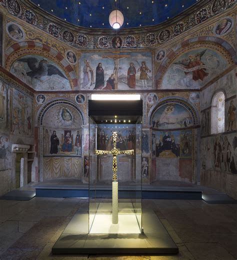 Rappresentazione artistica o illustrazione della statua di Santa Giulia Crocifissa a Brescia, con enfasi sulla sua particolare iconografia
