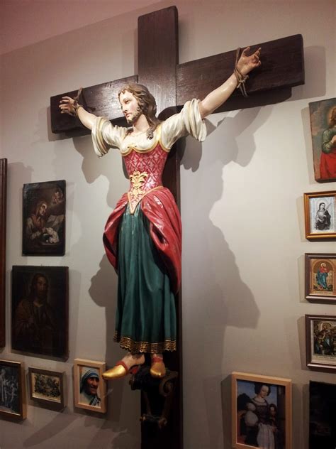 Illustrazione di Santa Starosta, la donna con la barba crocifissa, come raffigurata nel Santuario di Loreto