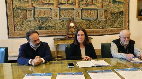 Giovani in un momento di confronto e studio, con un'atmosfera di condivisione