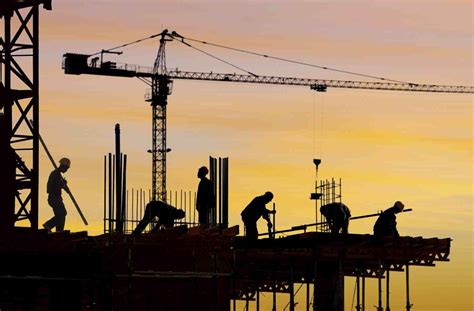 Impresa edile al lavoro in un cantiere a Solofra