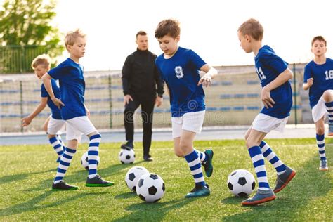 Immagine dell'impianto sportivo dell'oratorio con giovani che praticano sport