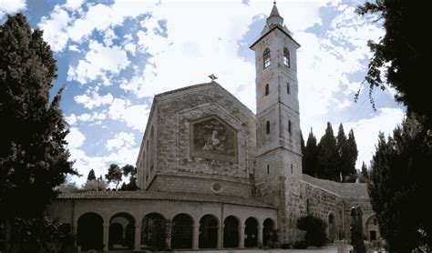 Facciata della Chiesa della Visitazione ad Ain Karim con il mosaico