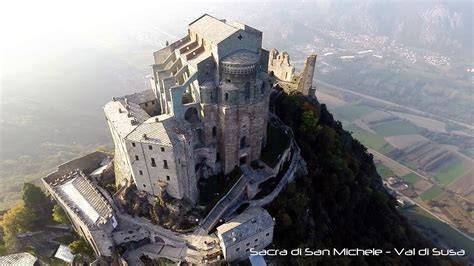 Veduta panoramica dell'Abbazia di San Michele della Chiusa (Sacra di San Michele) in Val di Susa