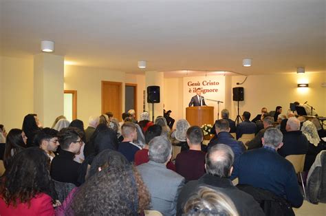 Foto di un culto comunitario in una chiesa evangelica