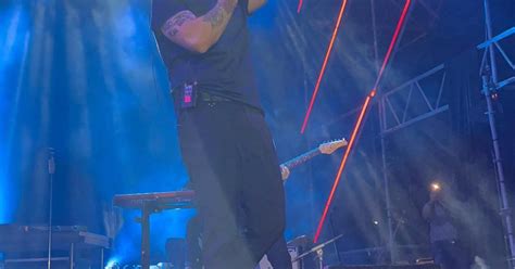 Ritratto di Rosario Miraggio durante un concerto o esibizione