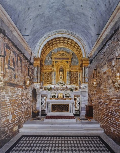 Interno della Santa Casa con evidenze archeologiche