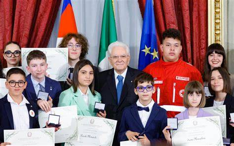Giovani volontari e Sergio Mattarella che li premia
