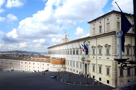 Edificio del Quirinale con focus sui documenti