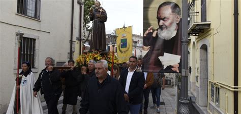Processione con la statua di Padre Pio per le vie di Pietrelcina