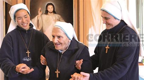 Madre Elvira in un momento di preghiera con alcuni giovani accolti nella Comunità Cenacolo.