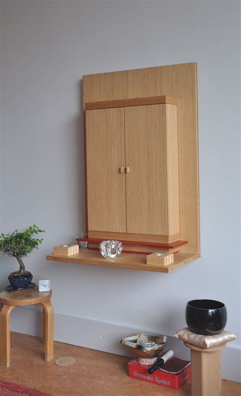 Un butsudan moderno, compatto e minimalista, integrato nell'arredamento domestico.