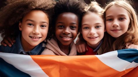 Studenti di diverse nazionalità che collaborano in un ambiente di apprendimento moderno