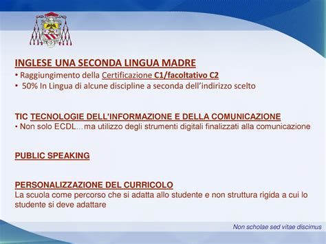 Studente italiano che utilizza risorse digitali in lingua inglese in una classe moderna