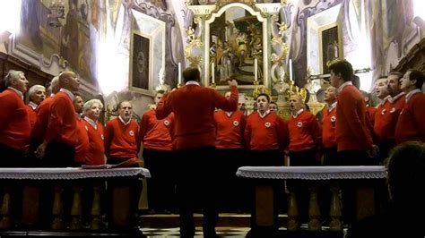 Coro che canta il Gloria in una chiesa