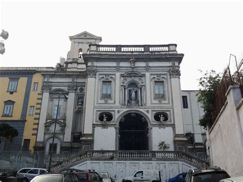 Foto della facciata della Chiesa di Santa Maria degli Angeli alle Croci a Napoli