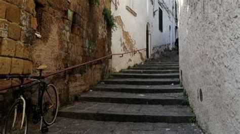 Ingresso discreto e inizio degli scalini del Vico Paradisiello