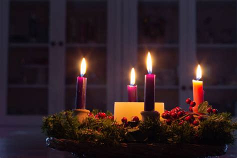 corona dell'Avvento con candele accese