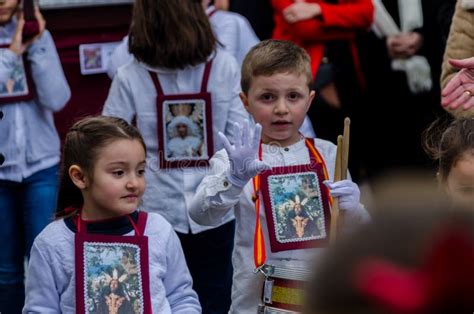 bambini che partecipano a una celebrazione liturgica