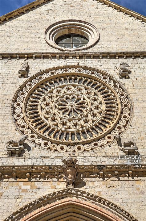 Foto della facciata esterna del Santuario con dettagli del rosone e della scalinata