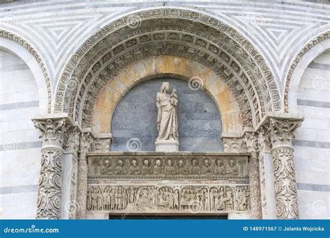 Panoramica degli interni o dettagli decorativi del santuario