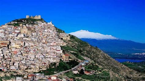 Inerzia e bellezza: Paesaggio siciliano con Etna sullo sfondo