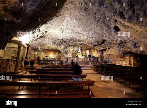 Santuario di San Michele Arcangelo sul Gargano: panoramica esterna con la grotta