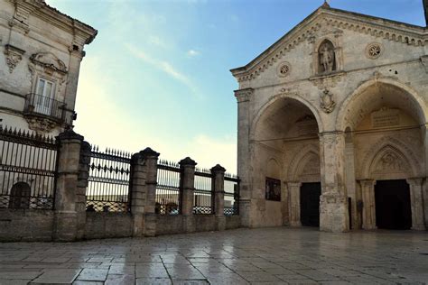 Architettura del Santuario di San Michele Arcangelo sul Gargano: campanile e portale d'ingresso