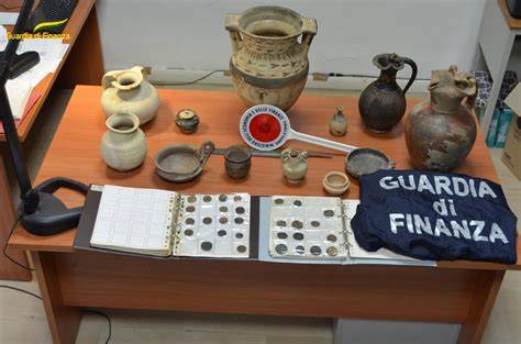 Foto di reperti archeologici come vasi e terrecotte, con enfasi su una cista bronzea